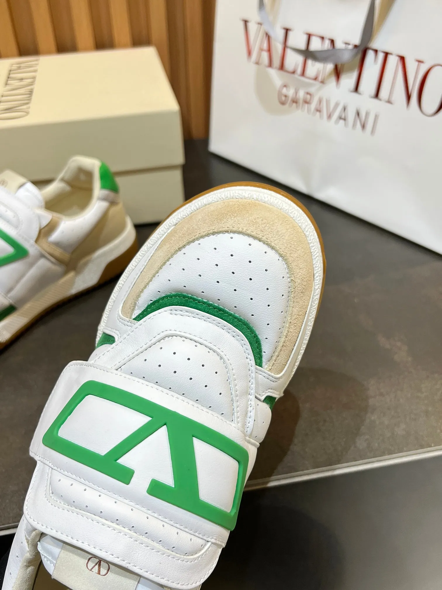 Men's men's shoes 💰760 VLTN Valentin 𝑶𝒏𝒆𝑺𝒕𝒖𝒅 Couple's sneaker series Valentino 2025 new couple's sneakers are on sale. The original ZP purchased and disassembled. Repeated pattern making and modification. The strength must be restored one to one! Top luxury masterpiece Velcro design Soft and comfortable imported calfskin 🧧brings excellent and elegant texture and excellent on-foot comfort Top purchasing version upper: imported calfskin surface/original oil edge craftsmanship Inner: water-dyed cowhide lining Outsole: original development 𝐓𝐏𝐔 two-color combination outsole Packaging: original configuration complete package Code number: 35-46 (45 46 customized)